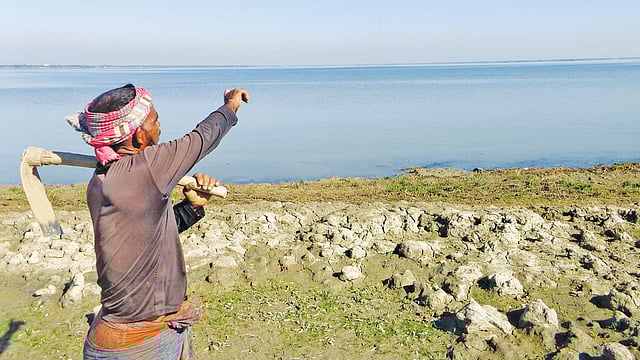 সুনামগঞ্জের হাওরে এখনো থই থই পানি। কবে পানি নামবে। কবে শুরু হবে বোরো আবাদ—শঙ্কিত কৃষক। সম্প্রতি শনির হাওরের পশ্চিম পাড়ের বেড়িবাঁধে l প্রথম আলো