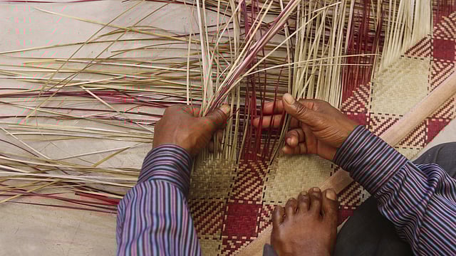 শীতলপাটি প্রদর্শনের পাশাপাশি কীভাবে পাটি বানানো হয়, তা-ও দেখানো হচ্ছে। ছবি: আবদুস সালাম