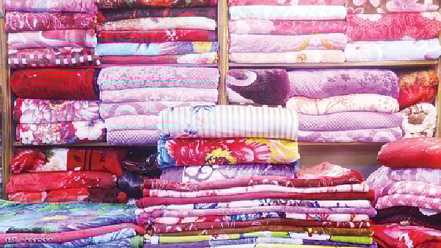 শীত আসছে, তাই খোঁজখবর শুরু হয়েছে লেপ-কম্বলের।