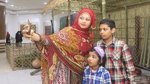 দর্শনার্থীরা প্রদর্শনীতে আসছেন, দেখছেন, ছবি তুলছেন। ছবি: আবদুস সালাম
