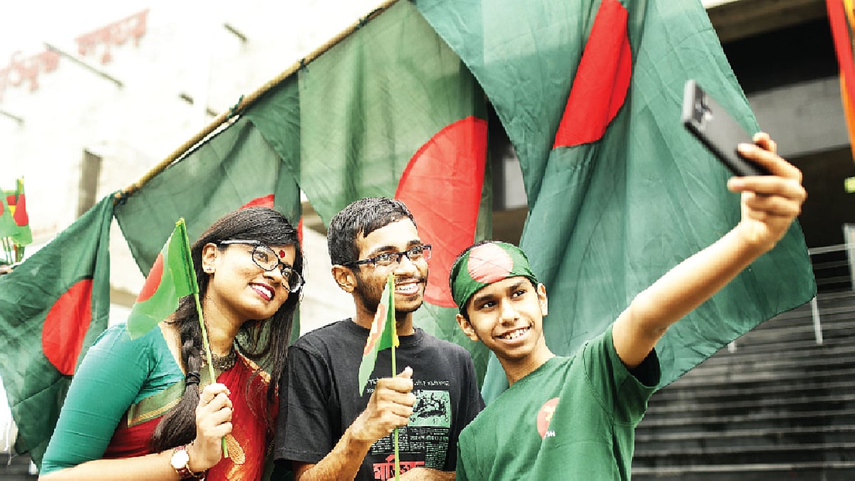 রাজধানীর মুক্তিযুদ্ধ জাদুঘরের সামনে শহীদ বুদ্ধিজীবী রাশীদুল হাসানের নাতনি অমিয়া হাসান, শহীদ বুদ্ধিজীবী সিরাজুদ্দীন হোসেনের নাতি শৌনক রেজা এবং শহীদ সাংবাদিক সেলিনা পারভীনের নাতি সুনন্দন জওহর। ছবি: সুমন ইউসুফ