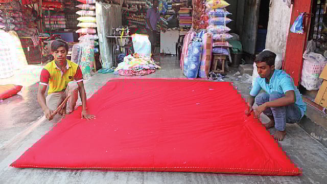 বাজারে চলছে লেপ বানানোর প্রস্তুতি। ছবি: নকশা