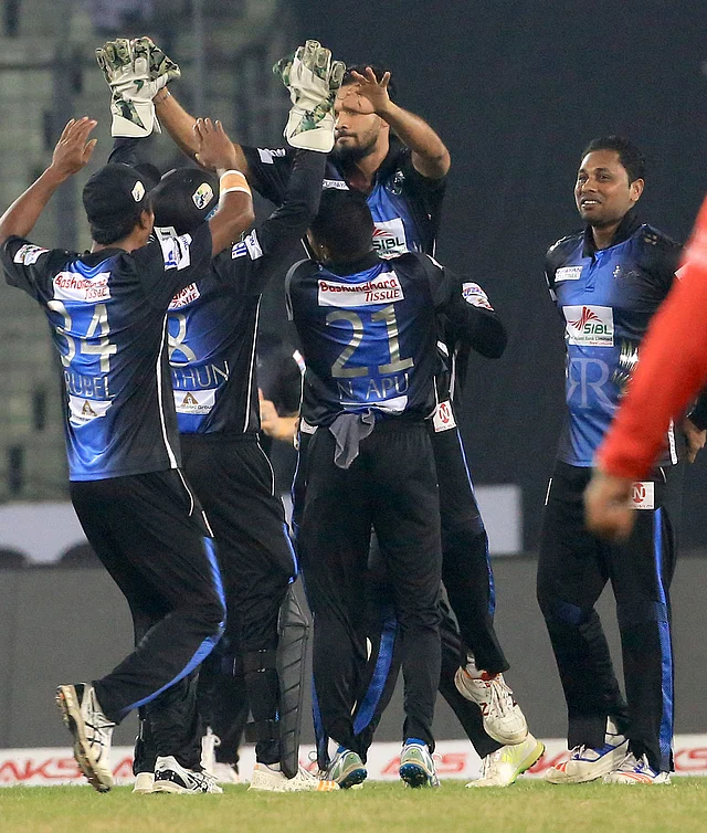 মাশরাফিকে ঘিরেই উইকেট পাওয়ার উচ্ছ্বাস—একটু পরে সেটাও রূপ নিয়েছে শিরোপা-উৎসবে। ছবি: প্রথম আলো
