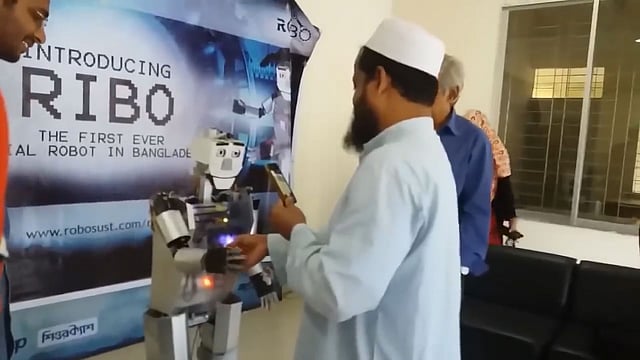 বাংলাদেশে তৈরি রোবট রিবো