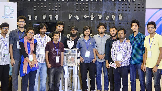 শাহজালাল বিশ্ববিদ্যালয়ের ক্লাব রোবোসাস্টের সদস্যরা