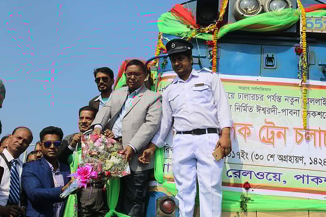 ঈশ্বরদী-পাবনা নতুন রেলপথে চালানো পরীক্ষামূলক ট্রেনটি পাবনা স্টেশনে এসে থামলে স্থানীয় মানুষ ফুল দিয়ে রেল কর্মকর্তাদের শুভেচ্ছা জানায়। পাবনা রেলওয়ে স্টেশন, ১৪ ডিসেম্বর। ছবি: প্রথম আলো