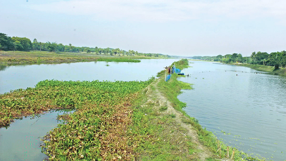 কপোতাক্ষ নদের মাঝখানে বেড়ি বানিয়ে এক পাশ দখল করে মাছের চাষ করা হচ্ছে। সম্প্রতি কেশবপুরের িত্রমোহনী এলাকায় l িদলীপ মোদক