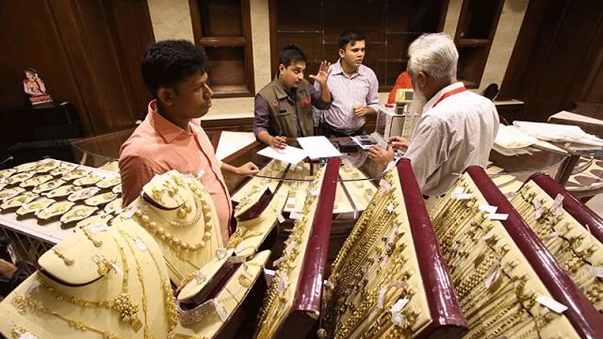 আপন জুয়েলার্সের গুলশান শো রুমের স্বর্ণালংকার ৪ জুন সকালে জব্দ করে শুল্ক, গোয়েন্দা ও তদন্ত অধিদপ্তর। ফাইল ছবি: প্রথম আলো