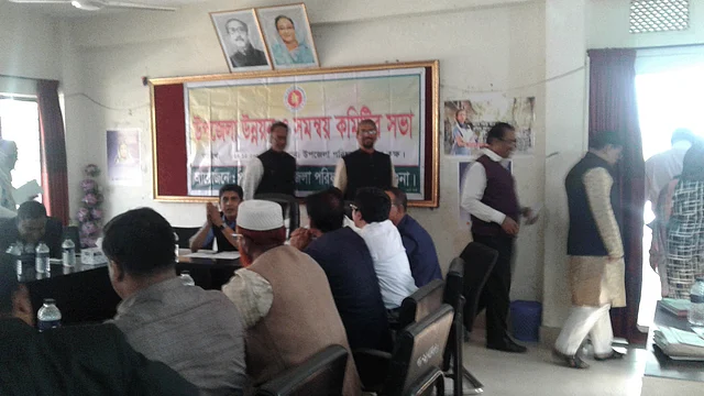 পাথরঘাটা উপজেলা পরিষদে আজ বৃহস্পতিবার মাসিক উন্নয়ন ও সমন্বয় সভা বর্জন করে চলে যাচ্ছেন উপজেলার ৮ চেয়ারম্যান। ছবি: প্রথম আলো