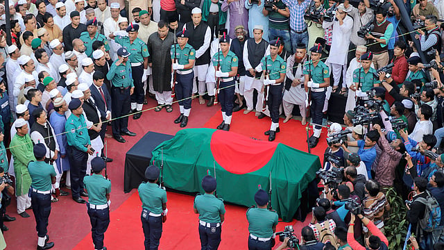 প্রয়াত মহিউদ্দিন চৌধুরীকে গার্ড অব অনার দেওয়া হয়। ছবি: প্রথম আলো