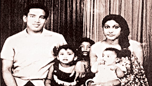 স্ত্রী মিলি রহমান ও সন্তানদের সঙ্গে মতিউর রহমান