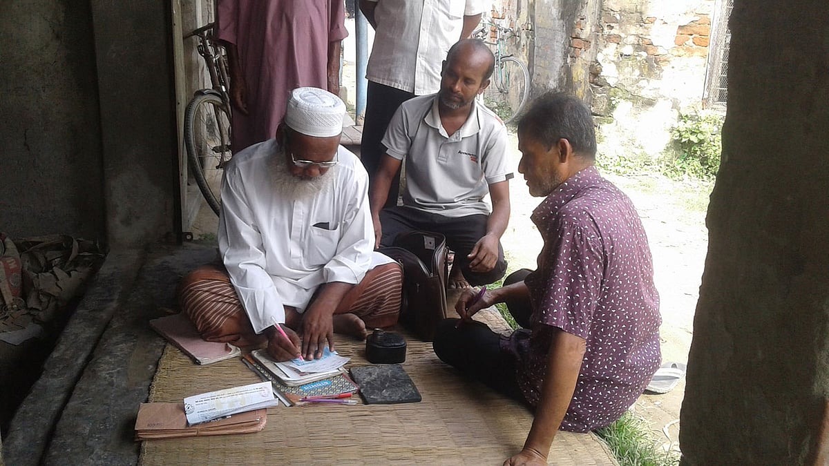 ঝিনাইদহের গান্না পোস্ট অফিসের খাতাপত্র নিয়ে পোস্টমাস্টার ৯ ডিসেম্বর বসেন এক ব্যবসায়ীর বারান্দায় l প্রথম আলো