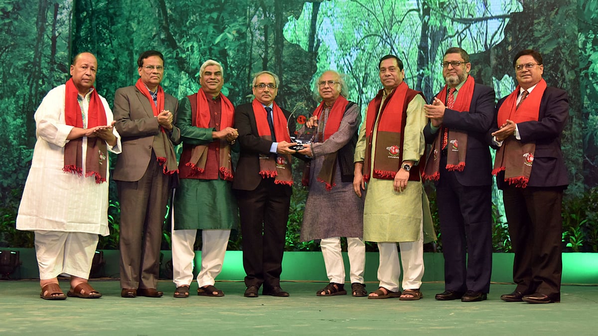 ড. কাজী খলীকুজ্জমানের হাতে ‘প্রকৃতি সংরক্ষণ পদক’ তুলে দেন পরিবেশ ও বন মন্ত্রণালয়ের সচিব ইশতিয়াক আহমদ। এ সময় উপস্থিত ছিলেন অন্য অতিথিরা