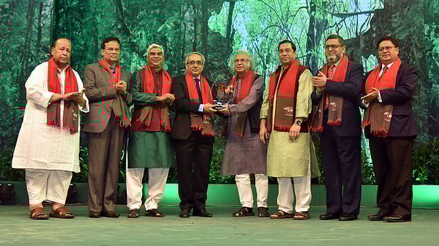 ড. কাজী খলীকুজ্জমানের হাতে ‘প্রকৃতি সংরক্ষণ পদক’ তুলে দেন পরিবেশ ও বন মন্ত্রণালয়ের সচিব ইশতিয়াক আহমদ। এ সময় উপস্থিত ছিলেন অন্য অতিথিরা