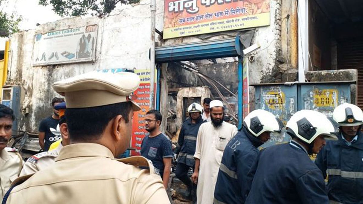 অগ্নিকাণ্ডের ঘটনায় ভানু ফারসান স্ন্যাক শপের একটি অংশ ধসে পড়েছে। ছবি: বিবিসির সৌজন্যে