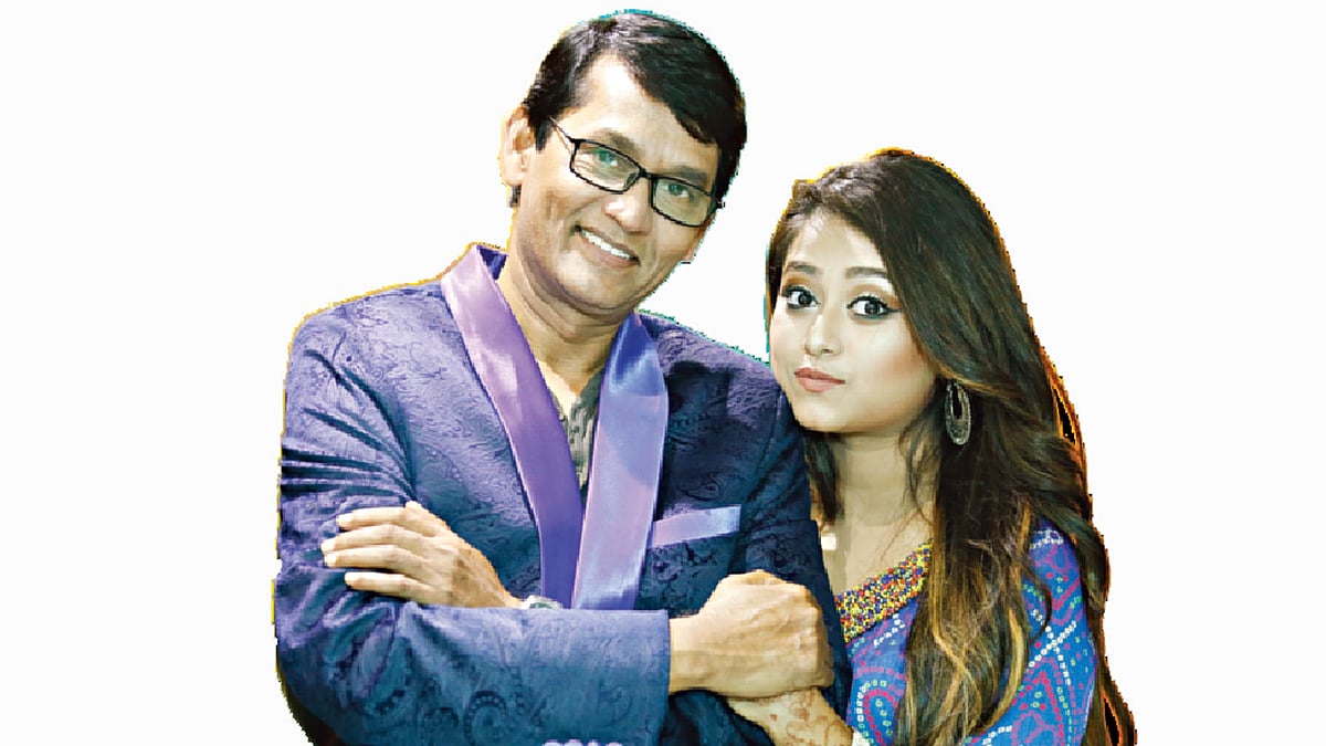মেয়ের সঙ্গে বাবা আজিজুল হক। ছবি: অধুনা
