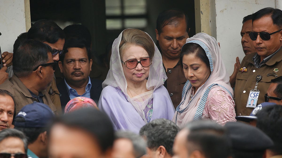 আদালত প্রাঙ্গণে বিএনপি চেয়ারপারসন খালেদা জিয়া। প্রথম আলো ফাইল ছবি