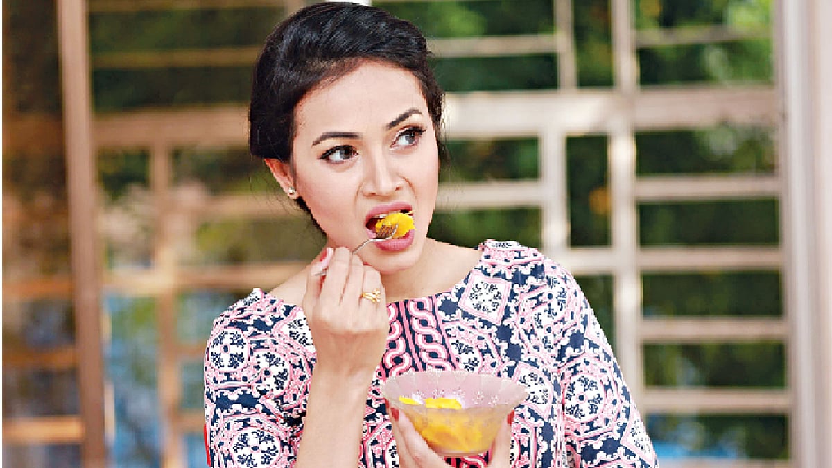 খাবার কম খেলেও খেয়াল রাখতে হবে সেই খাবারে ক্যালরির পরিমাণ কম না বেশি। মডেল: দীপা, ছবি: অধুনা