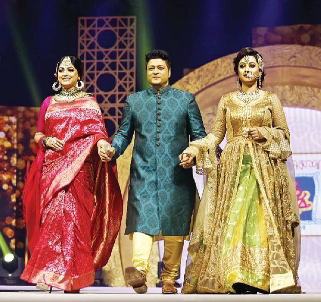 চলতি ধারার সাজপোশাকে অভিনেতা ফেরদৌসের হাত ধরে বিয়ে উৎসবের র‍্যাম্পে এলেন অভিনেত্রী নিপুণ ও পূর্ণিমা। শাড়ি: বেনারসি কুঠী, শেরওয়ানি: ওটু, শারারা: নাবিলা, গয়না: কনক ও ডায়মন্ড ওয়ার্ল্ড, সাজ: পারসোনা