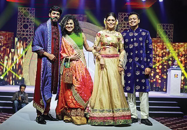 আজমী–ইমি দম্পতির সঙ্গে উপস্থাপক পিয়া–ফারুক দম্পতি। পিয়া ও ফারুকের পোশাক: ওটু