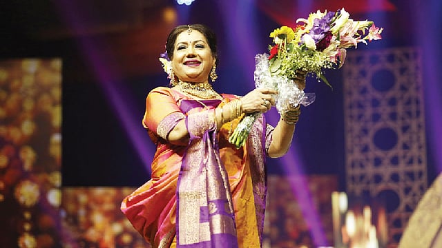 এক প্যঁাচে শাড়িতে এখনো স্নিগ্ধ অভিনেত্রী কবরী