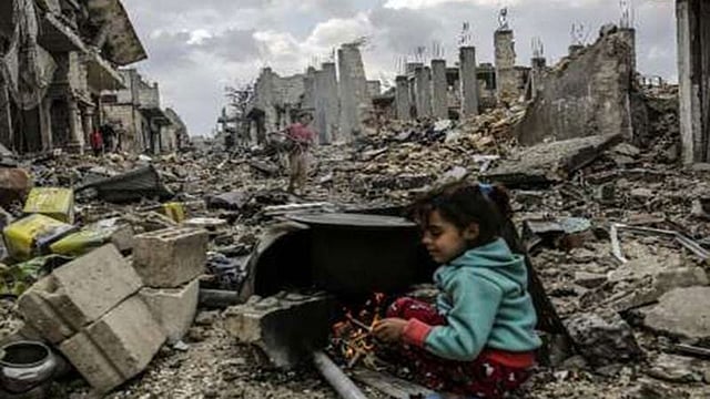 জাতিসংঘ বলছে, যুদ্ধের কারণে ইয়েমেনের জনগণের দুই-তৃতীয়াংশ মানবেতর জীবন যাপন করছে। মারাত্মক ঝুঁকিতে রয়েছে নারী ও শিশুরা। ছবি: এএফপি