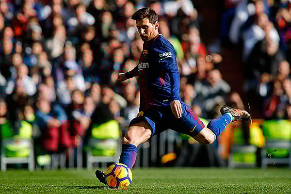 মাঠে অনর্থক ছুটোছুটির চেয়ে সুযোগ বুঝে আক্রমণে ওঠেন মেসি। ছবি: এএফপি