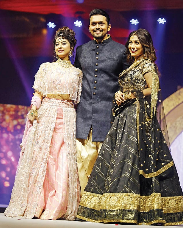 আরিফিন শুভর সঙ্গে হেঁটেছিলেন বুবলী ও মেহ্‌জাবীন। পোশাক: নাবিলা