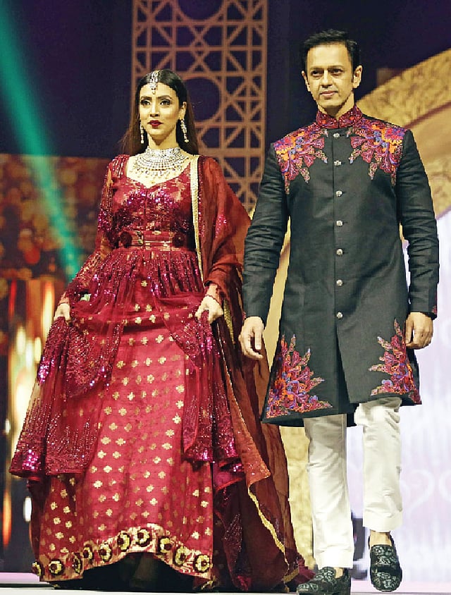 সোনালি কাজ করা মেরুন শারারা পরে মিম এলেন ফুলেল নকশার কালো শেরওয়ানি পরা নোবেলের সঙ্গে পোশাক: নাবিলা ও লুবনান