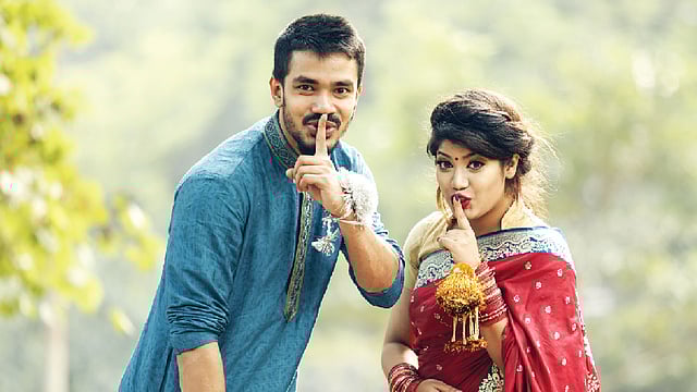 চুপি চুপি বলো কেউ জেনে যাবে...। মডেল: নীল ও ফারিহা। ছবি: সুমন ইউসুফ