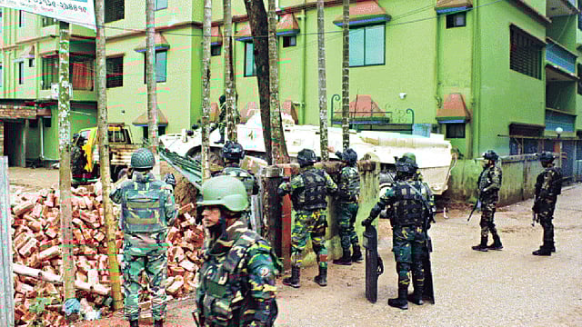সিলেটের আতিয়া মহলে জঙ্গিবিরোধী অভিযান। ফাইল ছবি