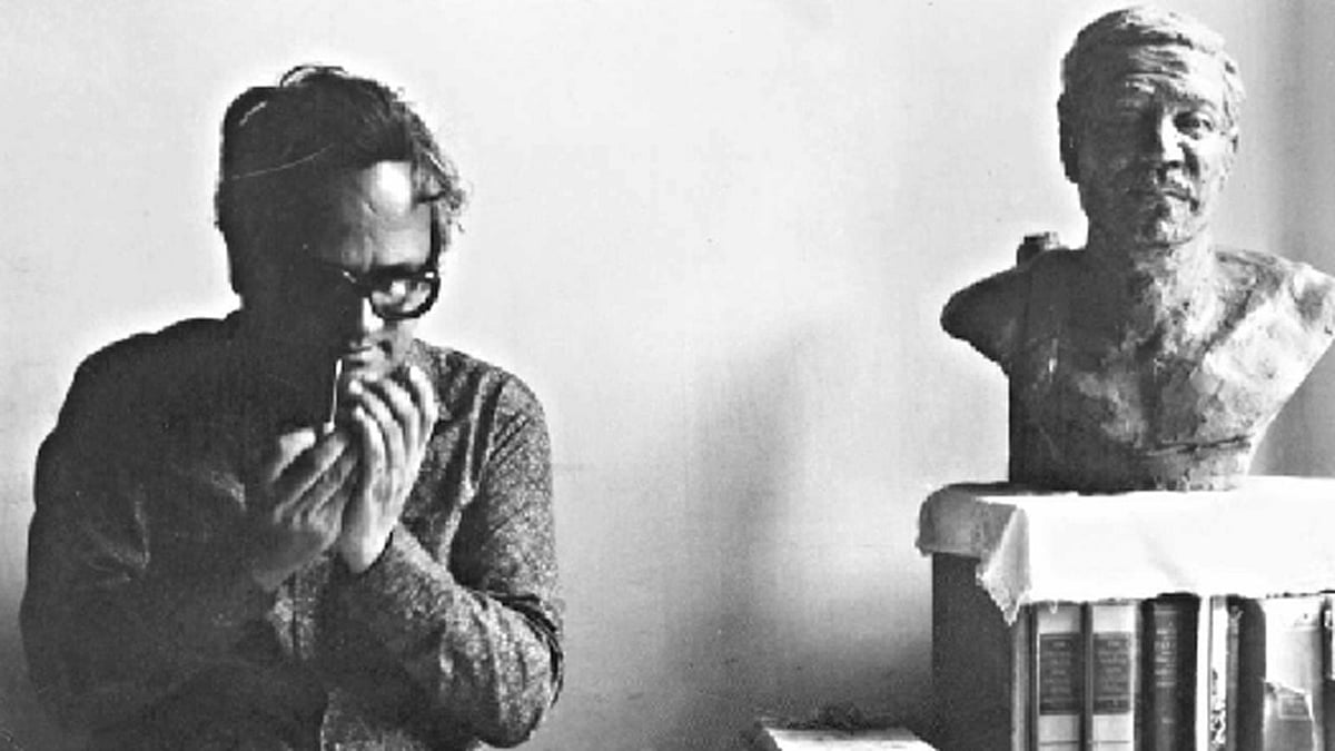 নিজের ঘরে আখতারুজ্জামান ইলিয়াস (১৬ ফেব্রুয়ারি ১৯৪৩—৪ জানুয়ারি ১৯৯৭)। ছবি: নাসির আলী মামুন, ফটোজিয়াম