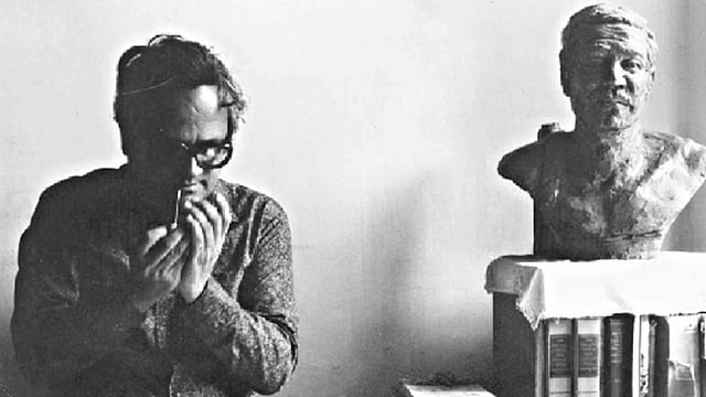 নিজের ঘরে আখতারুজ্জামান ইলিয়াস (১৬ ফেব্রুয়ারি ১৯৪৩—৪ জানুয়ারি ১৯৯৭)। ছবি: নাসির আলী মামুন, ফটোজিয়াম