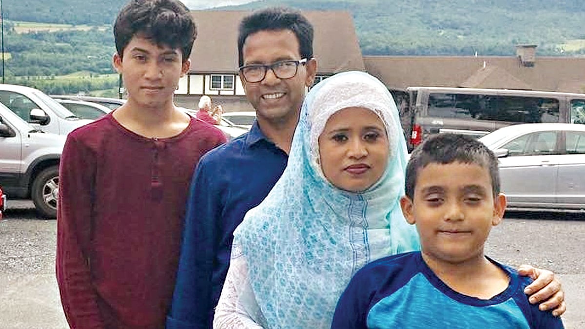 পরিবারসহ রিয়াজ তালুকদার