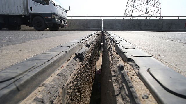 সুলতানা কামাল সেতুর স্প্যানের সংযোগস্থলগুলোর ফাঁকা অংশ উন্মুক্ত হয়ে আছে। এ কারণে যানবাহন চলাচলে সমস্যা হচ্ছে, দুর্ঘটনা ঘটার আশঙ্কাও রয়েছে। রূপগঞ্জ, নারায়ণগঞ্জ, ৩১ ডিসেম্বর। ছবি: আবদুস সালাম