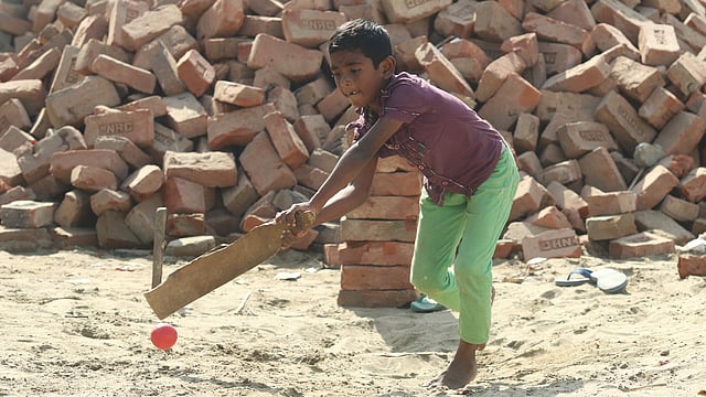 শিশুরা খেলার জন্য কাঠের তক্তা দিয়ে তৈরি করে নিয়েছে ক্রিকেট ব্যাট। তা দিয়ে ক্রিকেট খেলায় মেতেছে তারা। তারাবো, রূপগঞ্জ, নারায়ণগঞ্জ, ৩১ ডিসেম্বর। ছবি: আবদুস সালাম