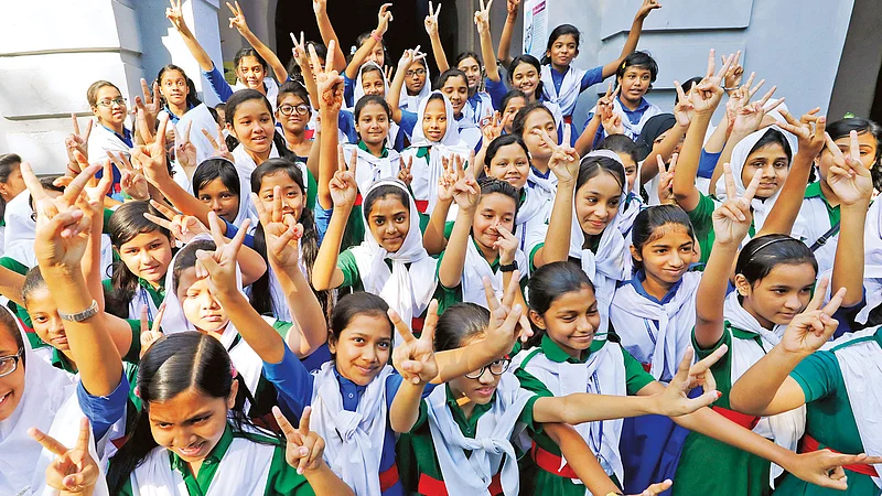 প্রাথমিক শিক্ষা সমাপনী পরীক্ষার ফলাফল প্রকাশের পর শিক্ষার্থীদের উল্লাস 