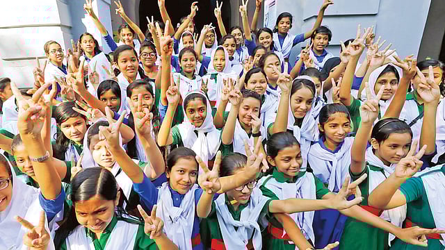 প্রাথমিক শিক্ষা সমাপনী পরীক্ষার ফলাফল প্রকাশের পর গতকাল দুপুরে ডা. খাস্তগীর সরকারি বালিকা উচ্চবিদ্যালয়ের খুদে শিক্ষার্থীদের উল্লাস l সৌরভ দাশ