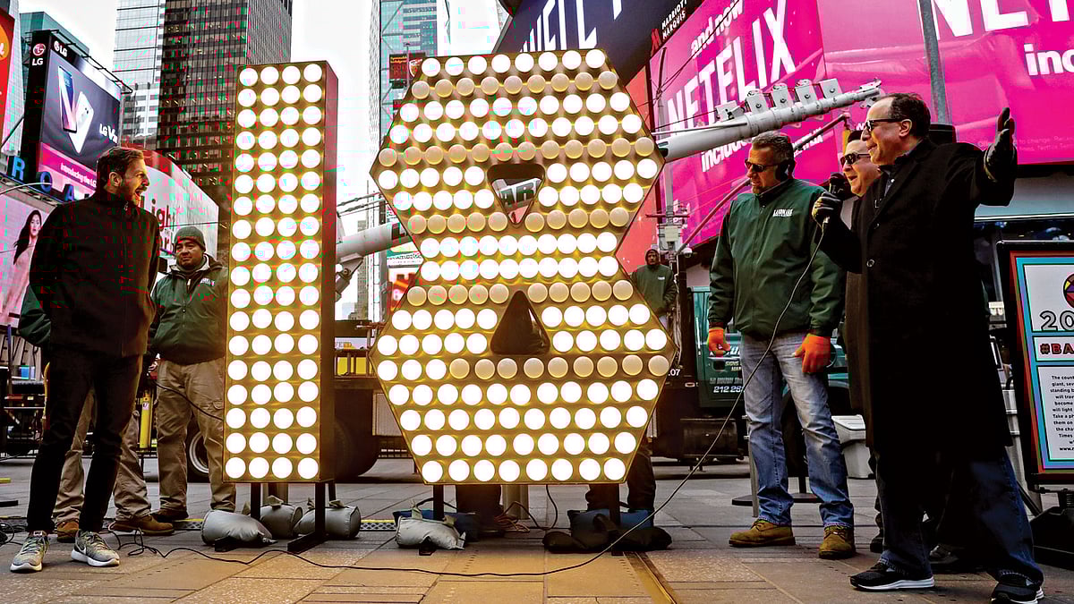 টাইম স্কয়ারে ইংরেজি নববর্ষ উদ্‌যাপনের প্রস্তুতি চলছে l রয়টার্স