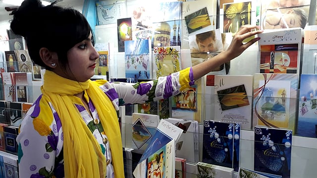 ডিজিটাল যুগে কাগজের কার্ড হারিয়েছে জনপ্রিয়তা। নতুন বছরের শুভেচ্ছা জানাতে এখনো অনেকে কার্ড কেনেন। কার্ড পছন্দ করছেন এক তরুণী। পুরানা পল্টন, ঢাকা, ৩১ ডিসেম্বর। ছবি: আশরাফুল আলম