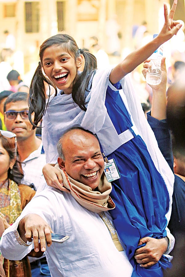 ভালো ফল করার পর গতকাল রাজধানীর মতিঝিল আইডিয়াল স্কুলে প্রাথমিক শিক্ষা সমাপনীর এক শিক্ষার্থী ও তার বাবার উল্লাস l সাইফুল ইসলাম