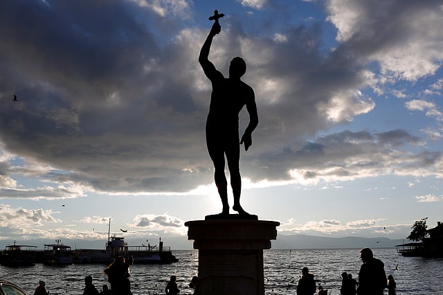 লেকের ধারে প্রাকৃতিক সৌন্দর্য উপভোগ করতে গেছেন দর্শনার্থীরা। ওহরিড, মেসেডোনিয়া, ৩০ ডিসেম্বর। ছবি: রয়টার্স