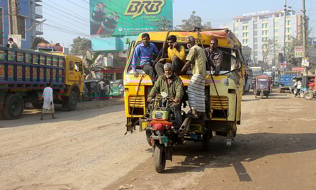 বিকল হওয়া ট্রাকের সামনের অংশ নেওয়া হচ্ছে অবৈধ যান নসিমনে করে। মজমপুর এলাকা, কুষ্টিয়া, ৩১ ডিসেম্বর। ছবি: তৌহিদী হাসান
