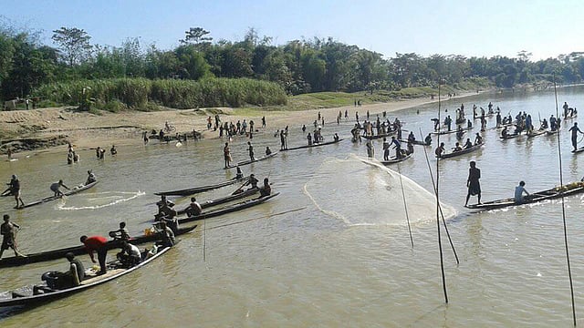 মৌলভীবাজারের কুলাউড়া উপজেলার মনু নদে গতকাল হাট বাওয়া উৎসবে বিভিন্ন বয়সী লোকজন জাল ও পলো নিয়ে মাছ ধরতে নেমে পড়েন। সকাল ১০টা থেকে বেলা তিনটা পর্যন্ত চলে এ উৎসব। ছবিটি বেলা ১১টার দিকে কটারকোনা সড়ক সেতুর নিচ থেকে তোলা l প্রথম আলো