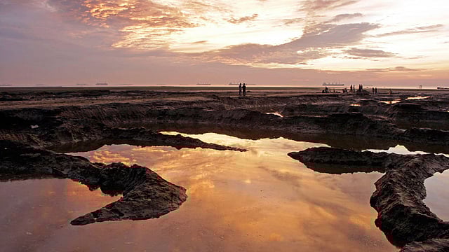 ২০১৭ সালের শেষ দিন আজ। সমুদ্রে অস্ত যাচ্ছে সূর্য। অনেকেই এই মুহূর্তটি উপভোগ করতে জড়ো হন সমুদ্রের পাড়ে। রাণী রাশমণি ঘাট, চট্টগ্রাম, ৩১ ডিসেম্বর। ছবি: জুয়েল শীল