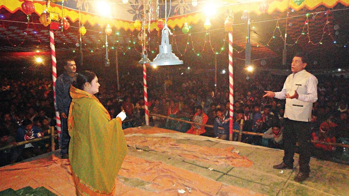 নীলফামারীর বোর্ডের বাজারে গত শুক্রবার রাতে পরিবেশিত ‘জীবননদীর তীরে’ যাত্রাপালার একটি দৃশ্য l প্রথম আলো