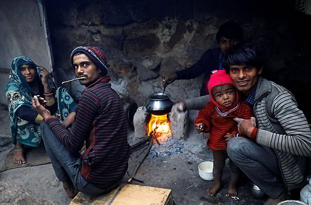 শীতের সকালে একটু উষ্ণতার জন্য সবাই বাড়ির চুলার পাশে বসেছে। এ সময় ক্যামেরা দেখে ছোট শিশুটি থেকে শুরু করে বড় সবাই তাকাল। আর আলোকচিত্রী ক্লিক দিলেন। নয়াদিল্লি, ভারত, সাম্প্রতিক ছবি। ছবি: রয়টার্স