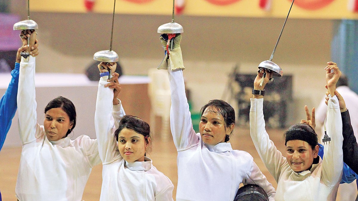 পঞ্চম প্রেসিডেন্টস কাপ ফেন্সিংয়ের দলগত ইপিতে সোনাজয়ী আনসারের মেয়েরা। কাল মিরপুর শহীদ সোহরাওয়ার্দী ইনডোর স্টেডিয়ামে l শামসুল হক