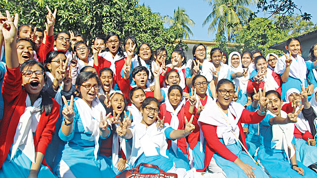রাজশাহী পিএন বালিকা উচ্চবিদ্যালয় থেকে গতকাল জেএসসি পরীক্ষায় জিপিএ-৫ পাওয়া শিক্ষার্থীদের উল্লাস l প্রথম আলো