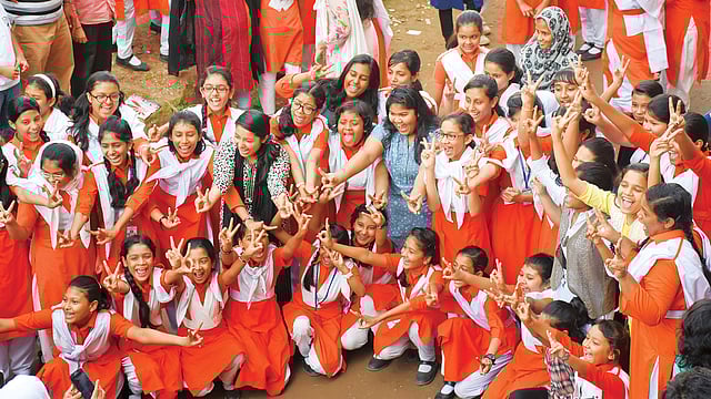 পিইসির পরীক্ষার ফল পাওয়ার পর আনন্দ–উল্লাসে মেতে ওঠে বাংলাদেশ মহিলা সমিতি উচ্চবিদ্যালয়ের শিক্ষার্থীরা l প্রথম আলো